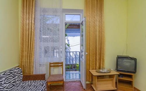 Трехместная комната с балконом, Гостевой дом на Горького 11 Анапа