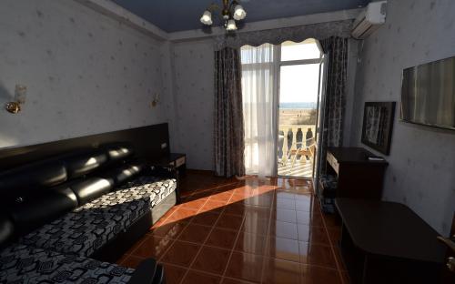 2-х комнатный люкс с балконом и видом на море